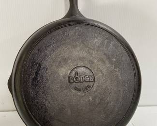 LODGE CAST IRON SKILLET