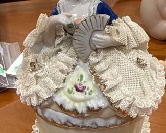 Dresser porcelain 2-piece