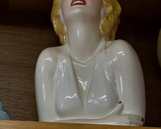 Marilyn Monroe cookie jar - comes with box.