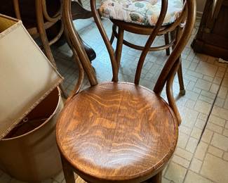 LOVELY WOOD GRAIN ON BOTH THE CHAIRS AND TABLE...
