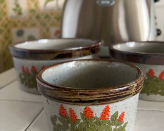 NICE VINTAGE BOWLS AND KITCHENWARE...