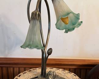TIFFANY STYLE LILY PAD ACCENT LAMP