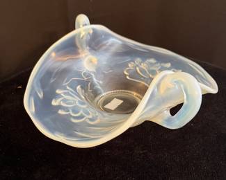 FENTON WATERLILY AND CATTAILS WHITE OPALESCENT BON BON