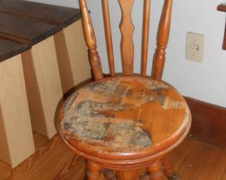 Claw foot piano chair