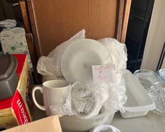 Place setting of 8 Cornell 
