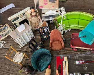 LARGE BOX OF VINTAGE MINIATURE FURNITURE