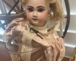Closed-mouth Jumeau doll