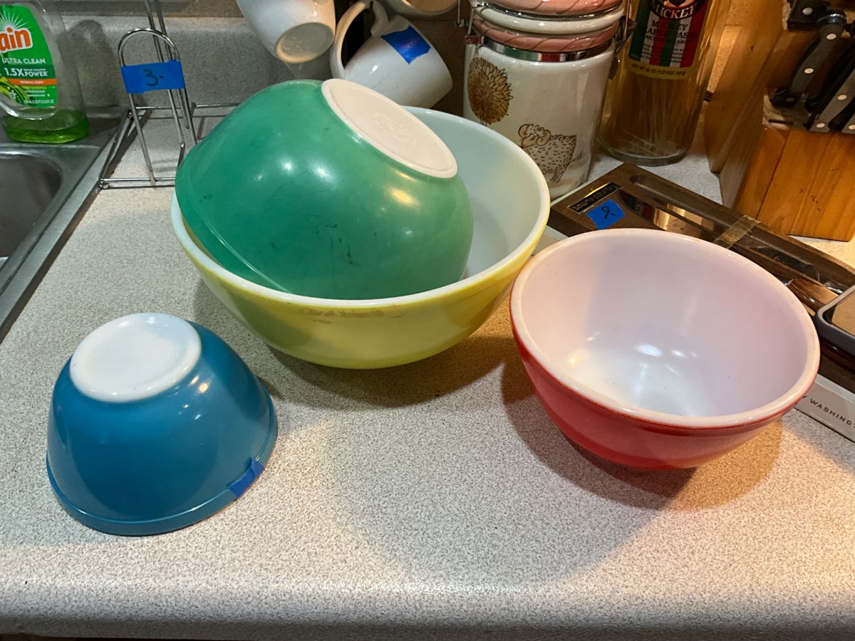 Pyrex mixing bowls primary colors