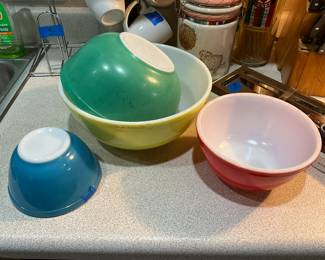Pyrex mixing bowls primary colors
