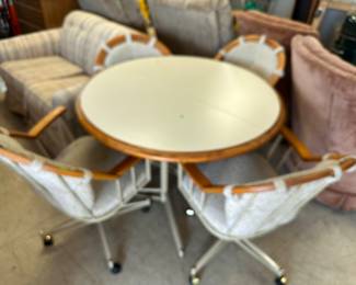 Dinning Table 4 rolling Chairs