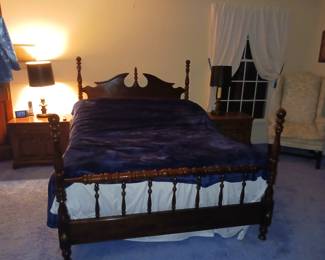Four poster bed queen size with Structures adjustable mattress