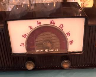 Vintage Bakelite GE Radio