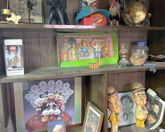 Here you can see the other half of the statue set: Stan Laurel. There are other small collectibles here, too.