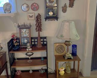 Here the bookcase is used as a knick-knack holder, but you can put what you like on it.