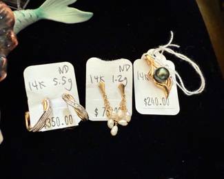 Earrings 