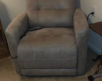 EXCELLENT QUALITY, NEW CONDITION, POWER COMFORT LIFT, MASSAGE CHAIR