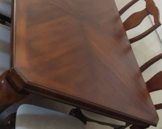 VERY NICE MAHOGANY DINING ROOM TABLE WITH 6 CHAIRS