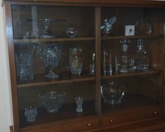 NICE LOOKING VINTAGE CHINA CABINET HUTCH