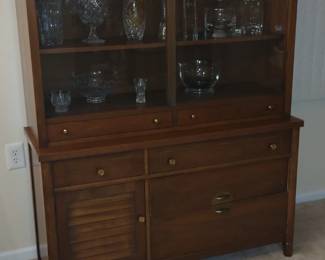 NICE LOOKING VINTAGE CHINA CABINET HUTCH