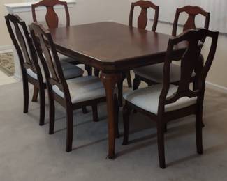 VERY NICE MAHOGANY DINING ROOM TABLE WITH 6 CHAIRS