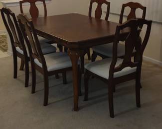 VERY NICE MAHOGANY DINING ROOM TABLE WITH 6 CHAIRS