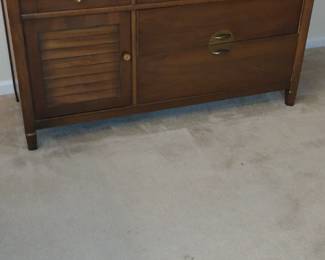 NICE LOOKING VINTAGE CHINA CABINET HUTCH
