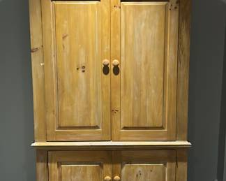 Pine Broyhill Fontana tv armoire