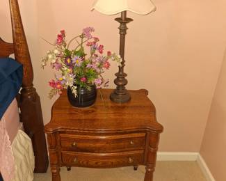 PAIR OF NIGHTSTANDS & LAMPS