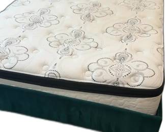 Ashley Furniture Chime 12 Inch Plush Hybrid Queen Mattress


