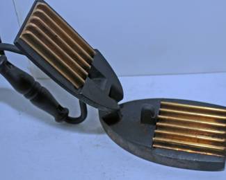 RARE: ANTIQUE CAST IRON AND BRASS COMBINATION SAD IRON AND FLUTER