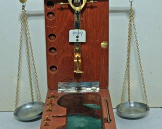 ANTIQUE PORTABLE BOXED BALANCING SCALES