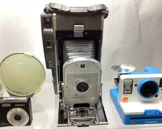 VTG. POLAROID MODEL 130 LAND CAMERA, POLAROID ONE2STEP, VTG. FLASHES