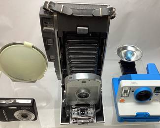 VTG. POLAROID MODEL 130 LAND CAMERA, POLAROID ONE2STEP, VTG. FLASHES