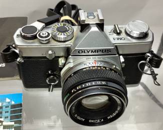 VTG. OLYMPUS OM-1 35mm FILM CAMERA w 2 LENS, SEARS 1-80-200mm AUTO ZOOM & 50mm LENS ON THE CAMERA