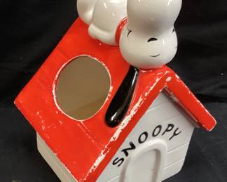  1970 UNITED FEATURE SYNDICATE SNOOPY DOGHOUSE SCHULZ