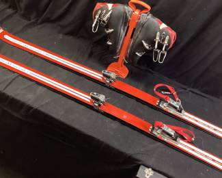 SAN MARCO ITALIAN SKI BOOTS & YAMAHA SKIIS SKI BOOTS SIZE 6m