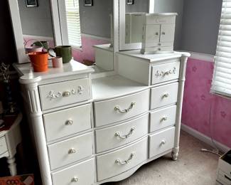 FURNITURE DRESSER WITH MIRRO