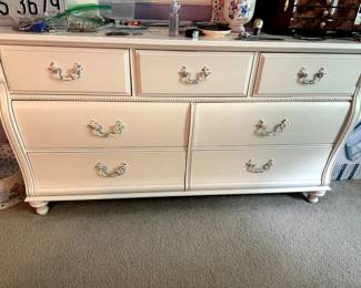 FURNITURE DRESSER