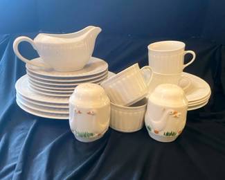 Oneida Kitchen Ariel Dishes Vintage White Geese Salt  Pepper Shakers