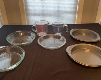 PYREX Pie Tins Measuring Cups