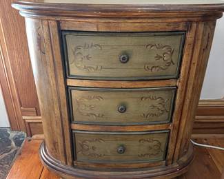 #24 - $80 - 3 - Drawer oval dresser 28wx16dx30t
