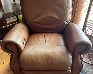 #22 - $240 - Brown leather electric recliner 31wx42dx40t