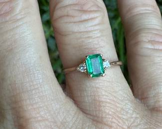 #J8 - $290 - Emerald & diam ring 14kt yellow gold - size 6 -  2 grams