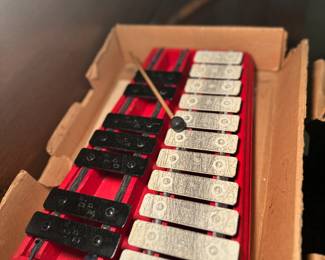 17-note chromatic glockenspiel with mallet