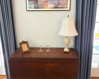 Drop leaf table
