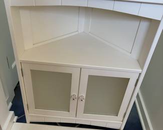 Corner cabinet