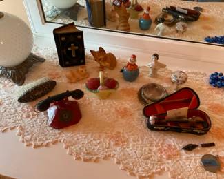 Miscellaneous small collectibles