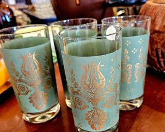 Lots of vintage glassware