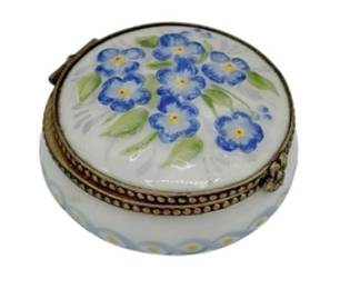 Lot 106
Vintage Signed Limoges French Mini Porcelain Hinged Trinket Box