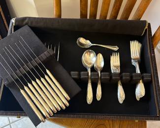 Flatware set